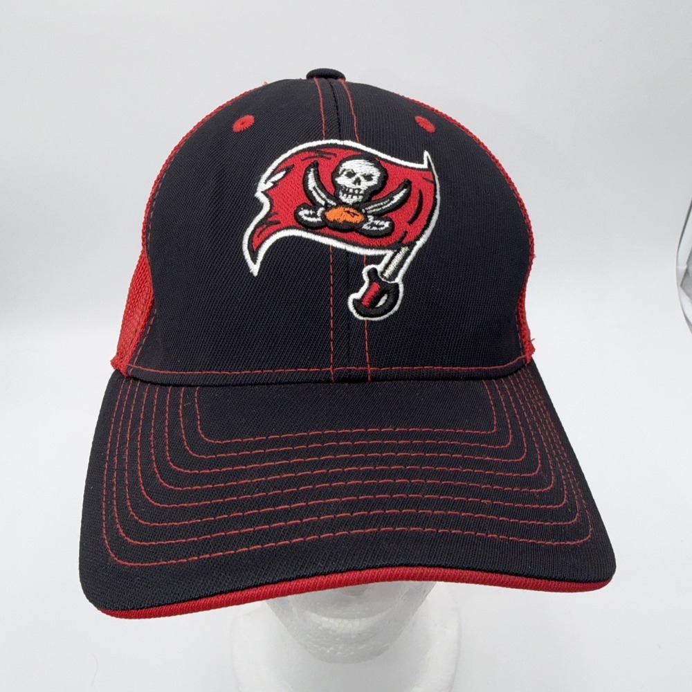 Tampa Bay Buccaneer NFL Reebok Team Apparel Black And Red Mesh‎ Hat Cap On Field